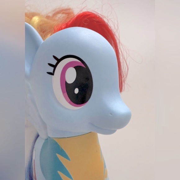 2010 G4 My Little Pony Friendship is Magic Rainbow Dash Classic Figure - Picture 8 of 8